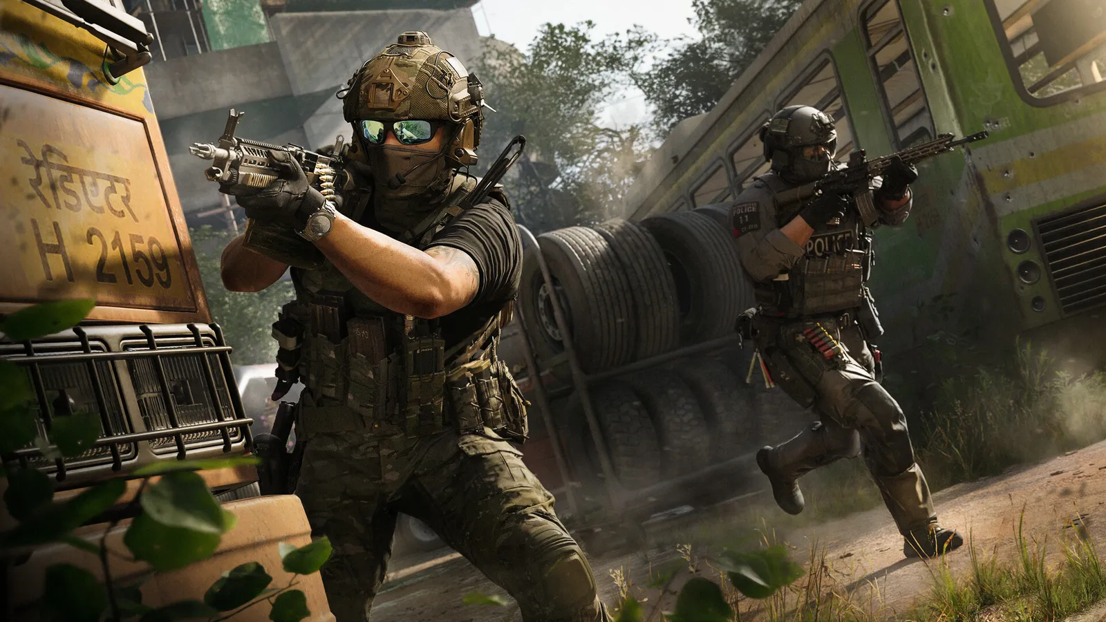 Two operators moving between abandoned buses on a Modern Warfare 4 multiplayer map